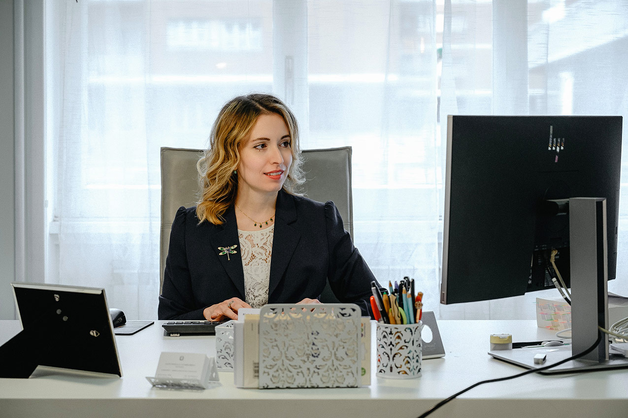 Antonella Lombardo Notaio scrivania - Lombardo Imbellone Notai Associati
