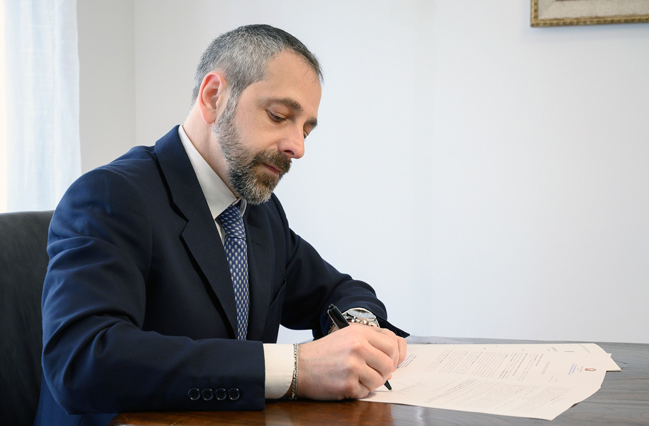 Roberto Imbellone firma documenti - Lombardo Imbellone Notai Associati
